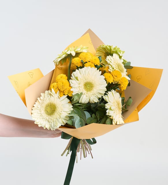 Gerberas blancas y crisantemos amarillos en un ramo amarillo