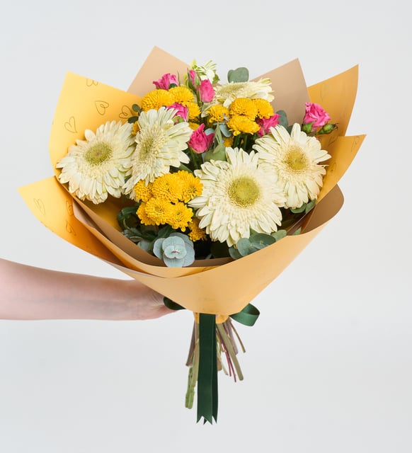 Rosas mini y gerberas blancas en un ramo amarillo (M)