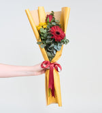 Gerbera y rosas rojas con crisantemo en ramo amarillo