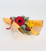 Gerbera y rosas rojas con crisantemo en ramo amarillo