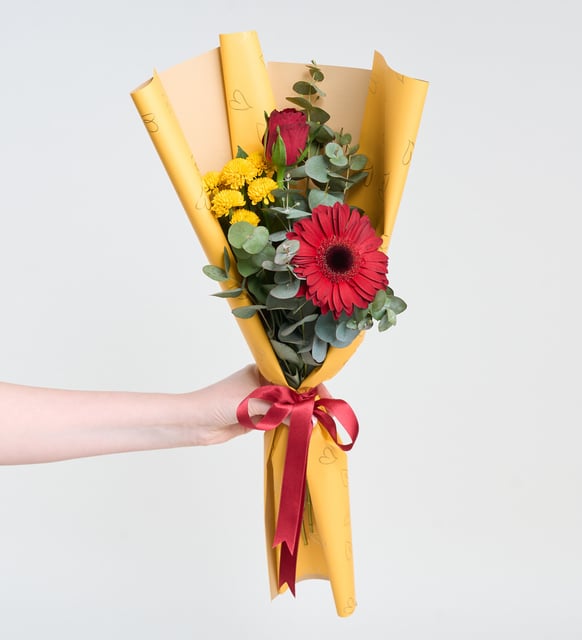 Gerbera y rosas rojas con crisantemo en ramo amarillo