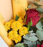 Gerbera y rosas rojas con crisantemo en ramo amarillo
