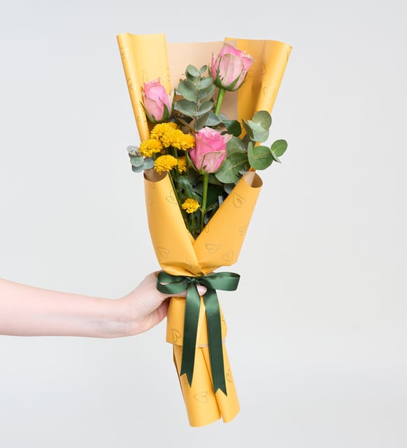 Rosas rosas y crisantemo con eucalipto en ramo amarillo