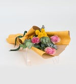 Rosas rosas y crisantemo con eucalipto en ramo amarillo
