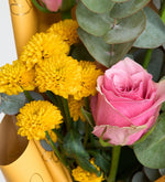 Rosas rosas y crisantemo con eucalipto en ramo amarillo
