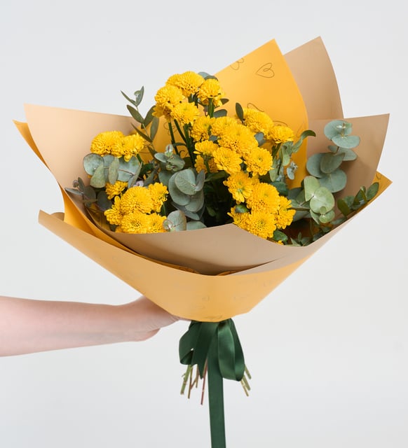 Crisantemo amarillo y eucalipto en ramo amarillo