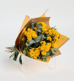 Crisantemo amarillo y eucalipto en ramo amarillo