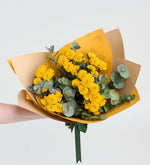 Crisantemo amarillo y eucalipto en ramo amarillo