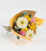 Rosas rosas y gerberas blancas en un ramo amarillo