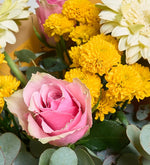 Rosas rosas y gerberas blancas en un ramo amarillo