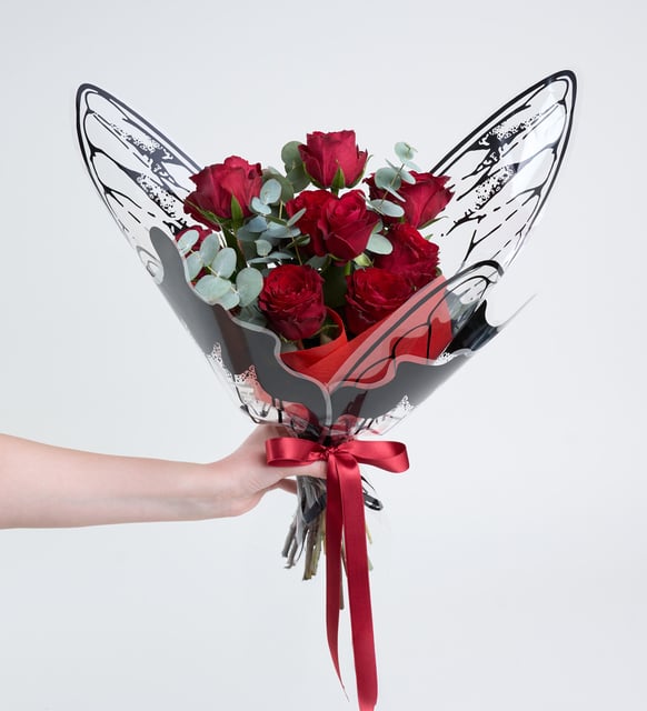 9 Rosas Rojas - En Ramo Mariposa