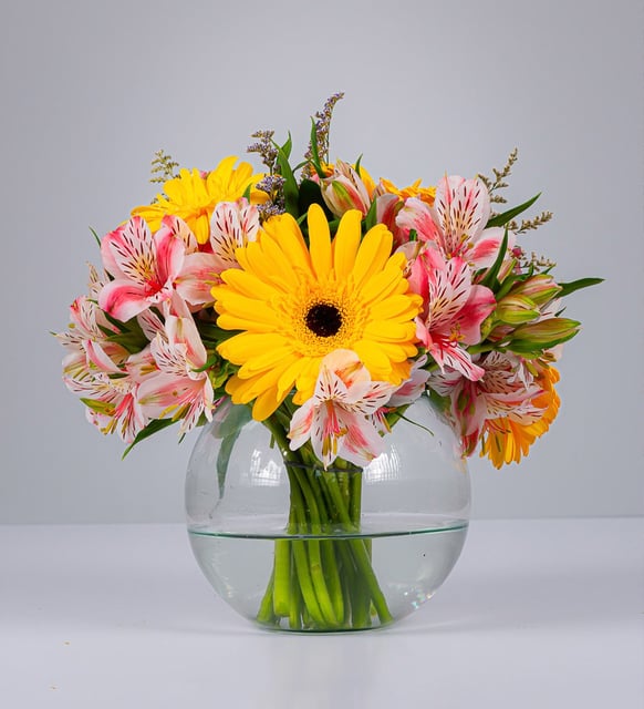 Gerberas amarillas y astromelias en pecera