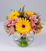 Gerberas amarillas y astromelias en pecera