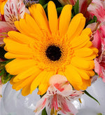 Gerberas amarillas y astromelias en pecera