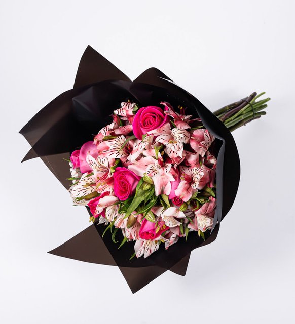 Ramo de astromelias rosadas y rosas topaz