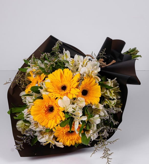Ramo de gerberas amarillas y astromelias