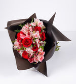 Ramo de rosas rojas y astromelias rosadas