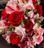 Ramo de rosas rojas y astromelias rosadas