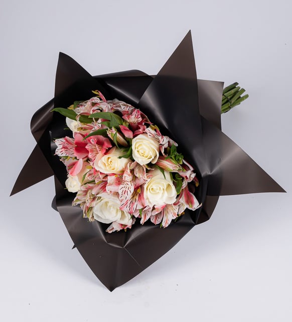 Ramo de astromelias rosadas y rosas blancas