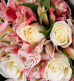 Ramo de astromelias rosadas y rosas blancas