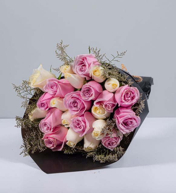 Ramo 24 Rosas Blancas y Claritas con Limonium - En Papel Negro