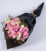 Ramo 24 Rosas Blancas y Claritas con Limonium - En Papel Negro