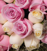 Ramo 24 Rosas Blancas y Claritas con Limonium - En Papel Negro
