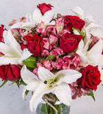 Lirios blancos, rosa roja y astromelia rosa (A)