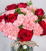 Detalle De Claveles Rosas Y Rosas Rojas