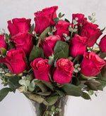 16 Rosas fucsias en jarrón (A)