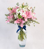 Detalle de Lilys Rosas y Astromelias Blancas