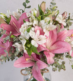 Detalle de Lilys Rosas y Astromelias Blancas