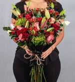 Ramo de lirios, rosas rosadas y alstroemerias rojas