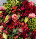 Ramo de lirios, rosas rosadas y alstroemerias rojas