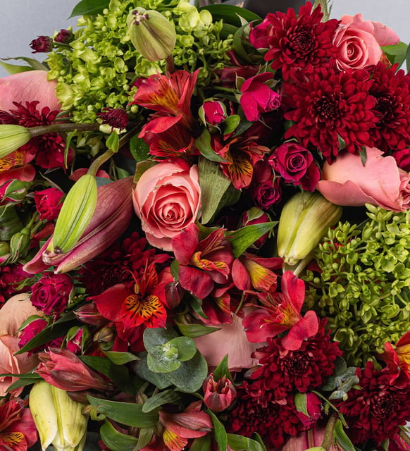 Ramo de lirios, rosas rosadas y alstroemerias rojas