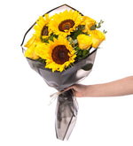 Ramo de girasoles y rosas amarillas