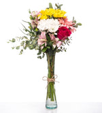 Margaritas de colores y gerbera rosa y astromelia y rosa fucsia en jarrón