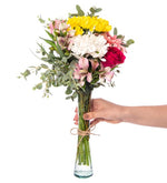 Margaritas de colores y gerbera rosa y astromelia y rosa fucsia en jarrón