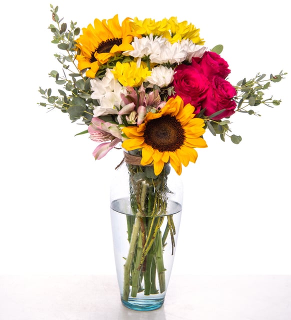 Margaritas blancas y amarillas, Astromelias rosas, Girasoles, Rosas rojas