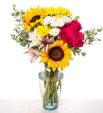 Margaritas blancas y amarillas, Astromelias rosas, Girasoles, Rosas rojas