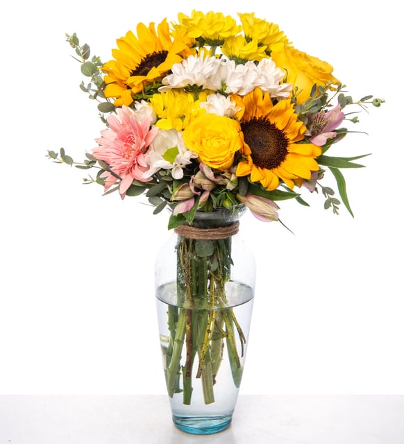 Margaritas coloridas y rosa amarilla y girasol y astromelia en jarrón