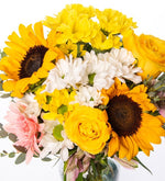 Margaritas coloridas y rosa amarilla y girasol y astromelia en jarrón