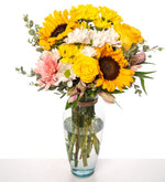 Margaritas coloridas y rosa amarilla y girasol y astromelia en jarrón