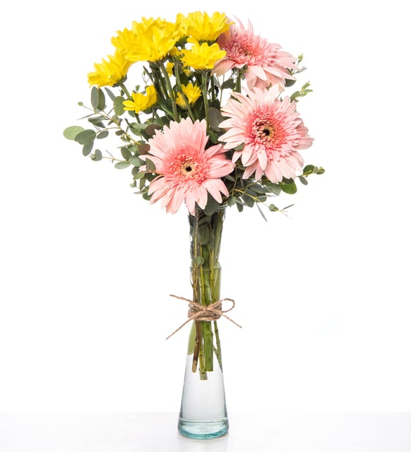 Margaritas amarillas y gerberas rosas en jarrón de cristal (M)