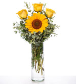 Rosas amarillas y girasoles en florero cilíndrico