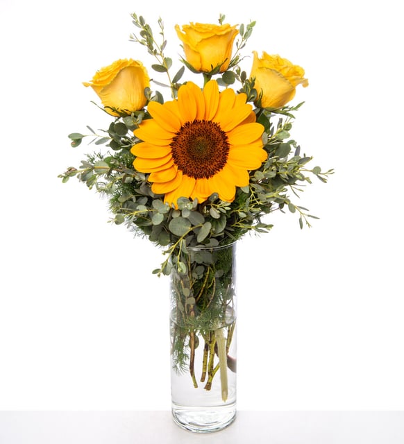 Rosas amarillas y girasoles en florero cilíndrico