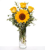 Rosas amarillas y girasoles en florero cilíndrico