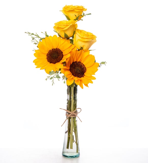 Rosas amarillas y girasoles en florero