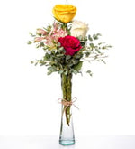 Rosas amarillas, rojas y blancas en florero