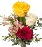 Rosas amarillas, rojas y blancas en florero